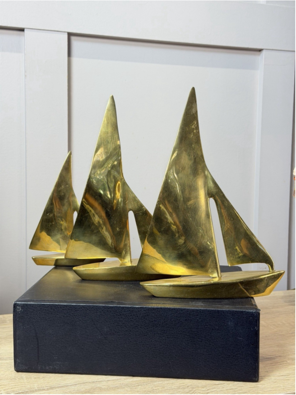 Vintage - Set of 3 Solid Brass Sailboats - Height of Each: 10”/ 9.5“/ 7”tall - Picture 7 of 15